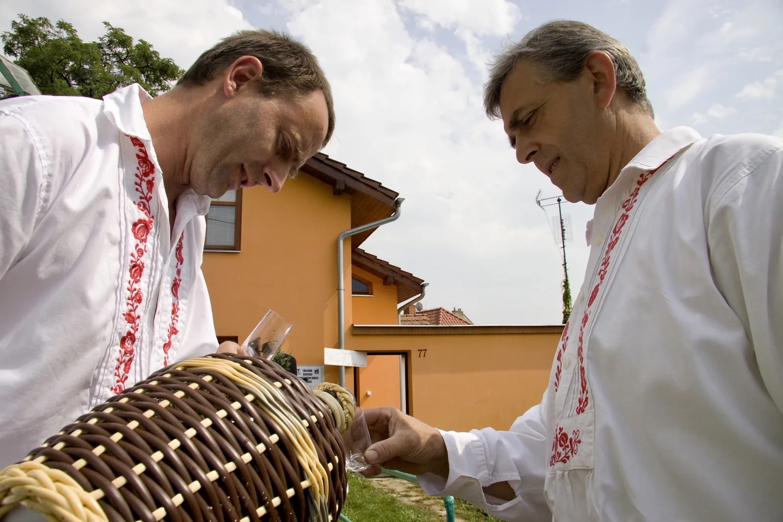 Derflanské zpívání na schodech, nalévání