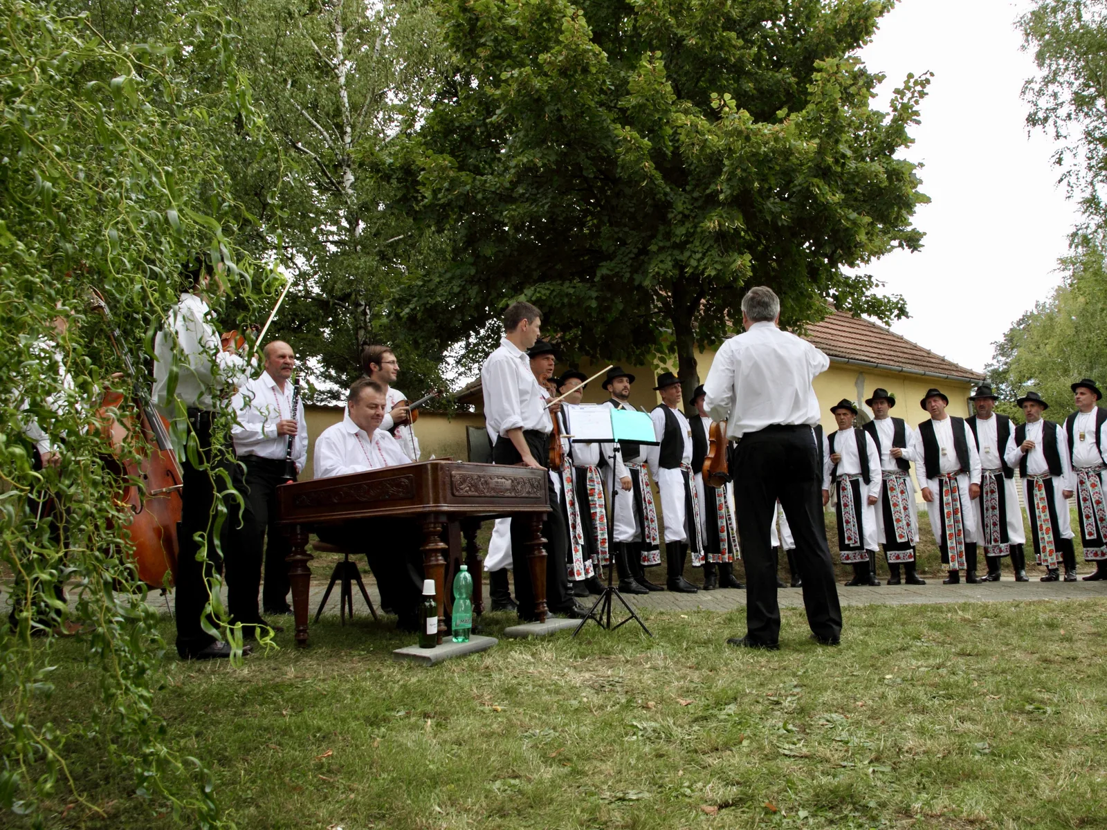 Derflanské zpívání na schodech, u cimbálu
