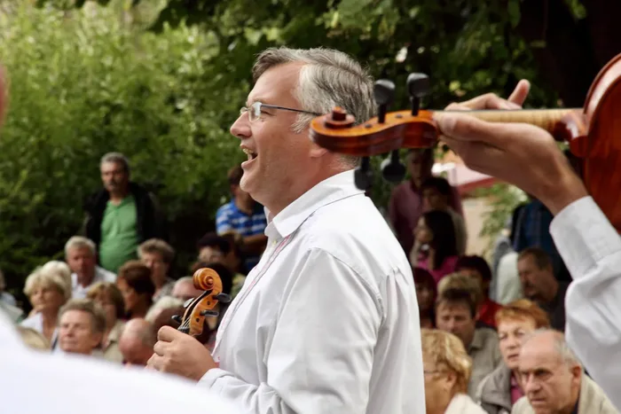 Derflanské zpívání na schodech, u muziky