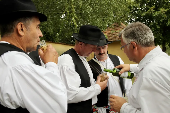 Derflanské zpívání na schodech, na přípitek