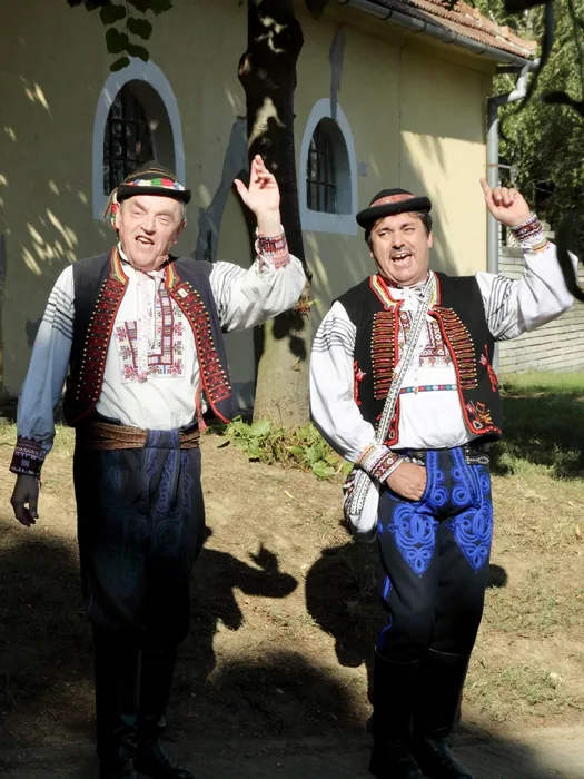 Derflanské zpívání na schodech, v kroji