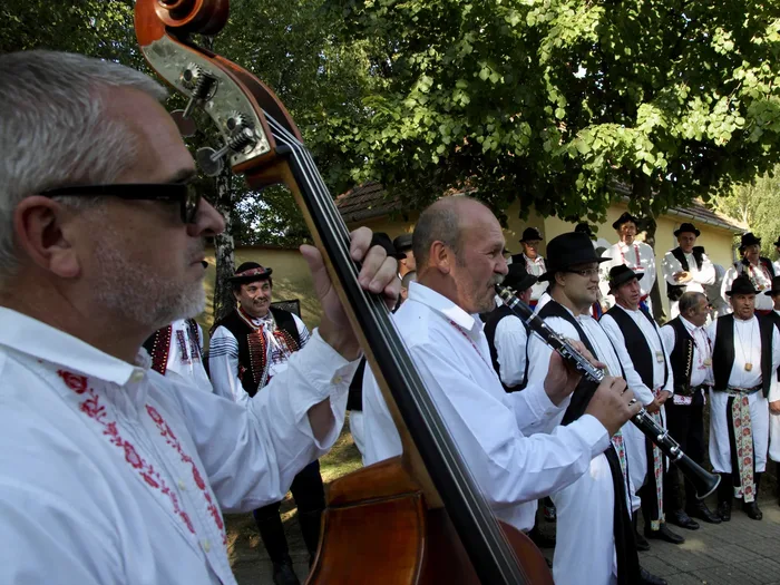 Derflanské zpívání na schodech, u muziky