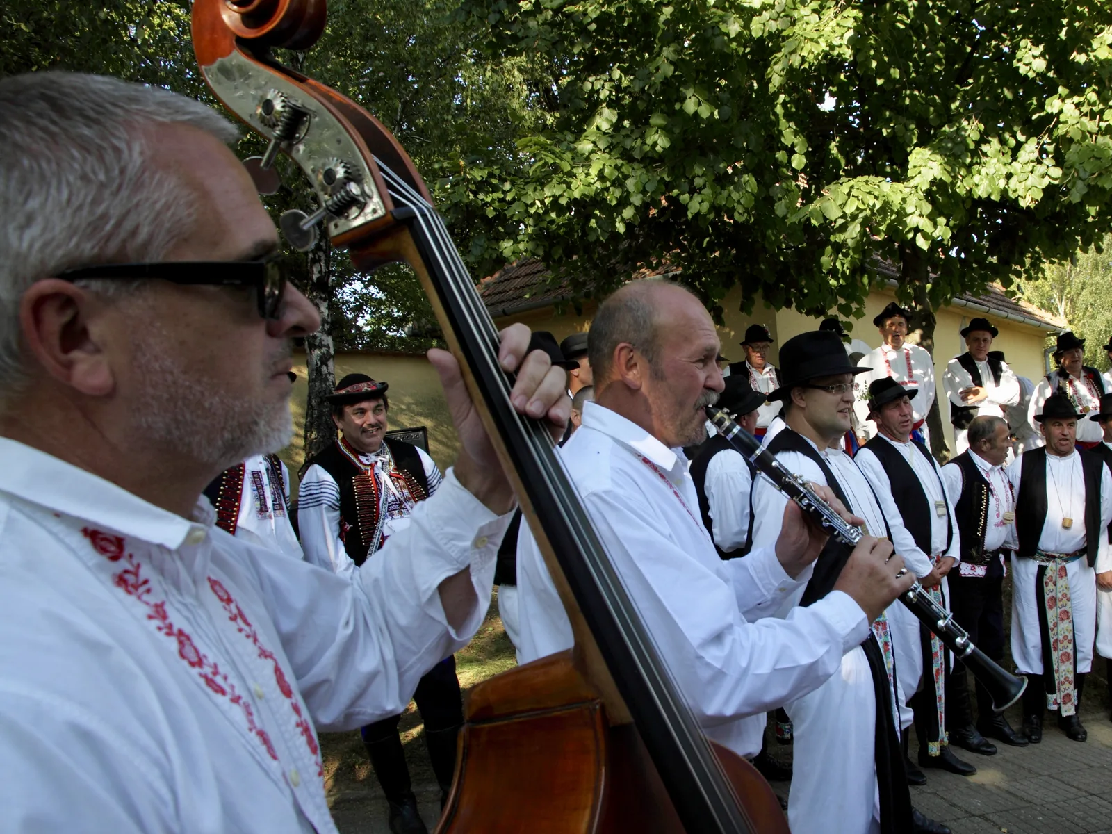 Derflanské zpívání na schodech, u muziky