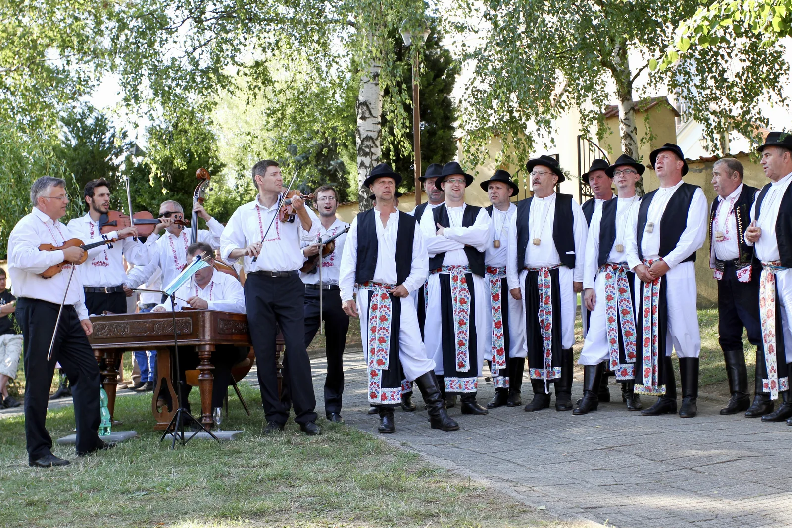 Derflanské zpívání na schodech, u cimbálu