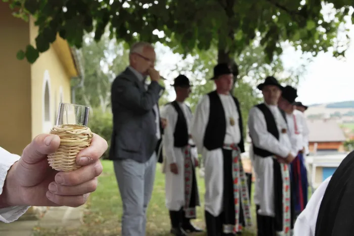 Derflanské zpívání na schodech, se skleničkou