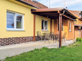 Apartmán zvenku s terasou