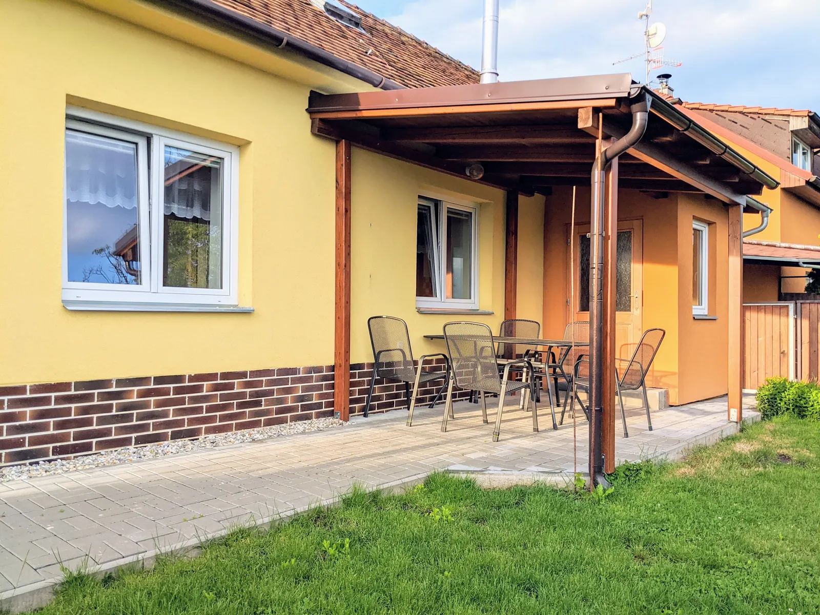 Apartmán zvenku s terasou
