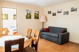 Obývací pokoj Apartmánu s jídelním stolem