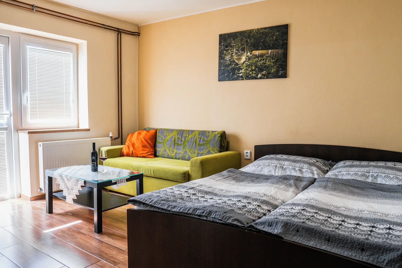 Obytný prostor Studia s pohovkou a postelí